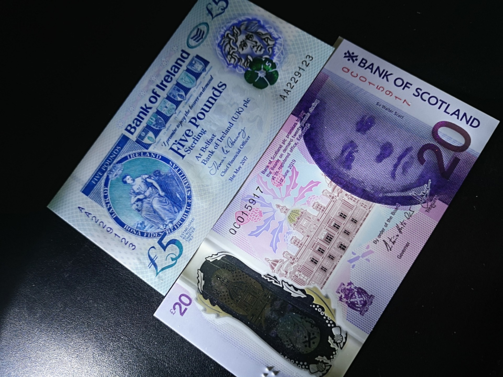 《外钞收藏家》第一百九十五期 2017年爱尔兰5镑 AA冠 无47+苏格兰20镑 两张一起 全新UNC