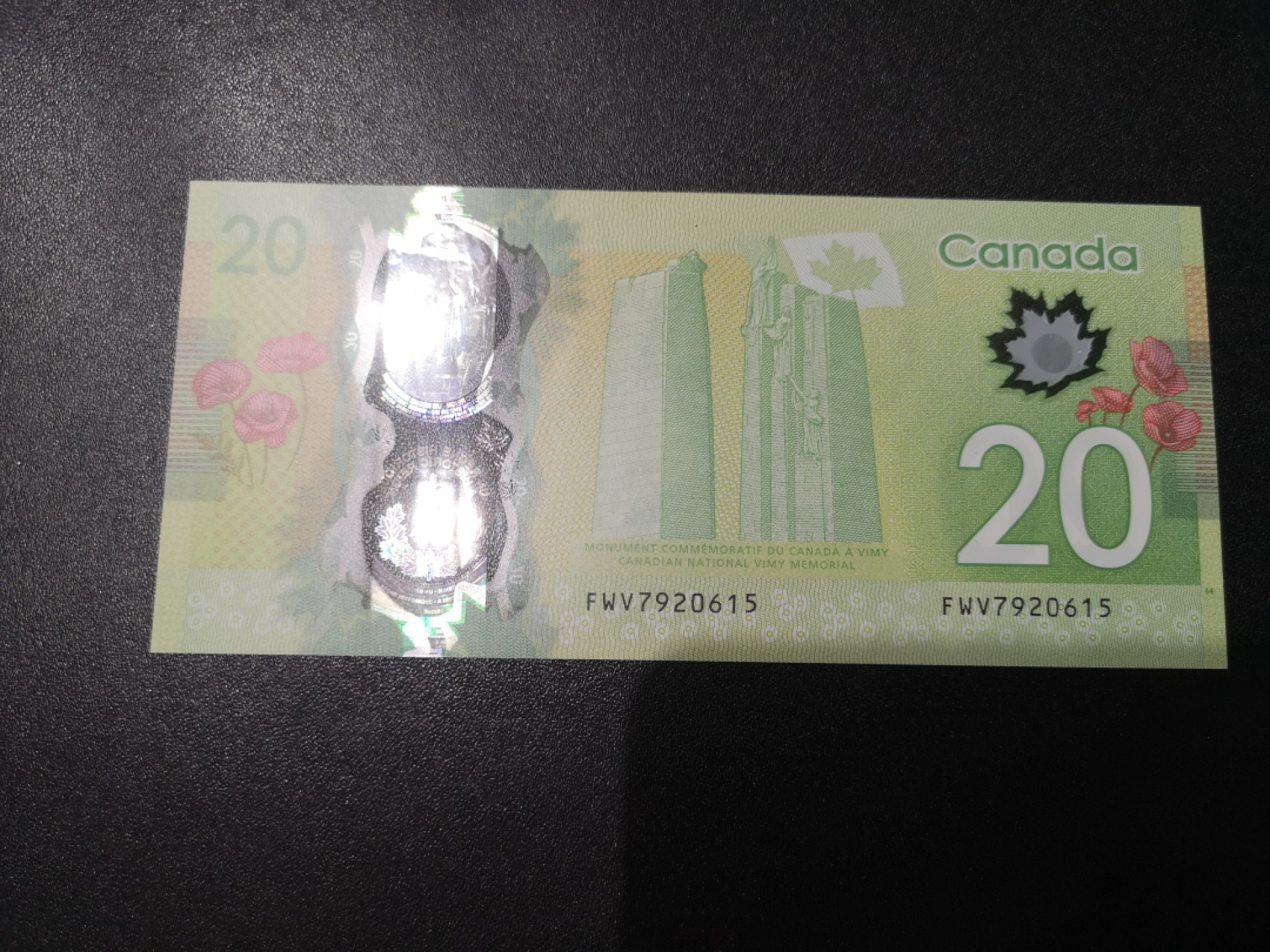 《外钞收藏家》第一百九十五期 2015年加拿大20元 纪念钞版 全新UNC 塑料窗口有划痕瑕疵