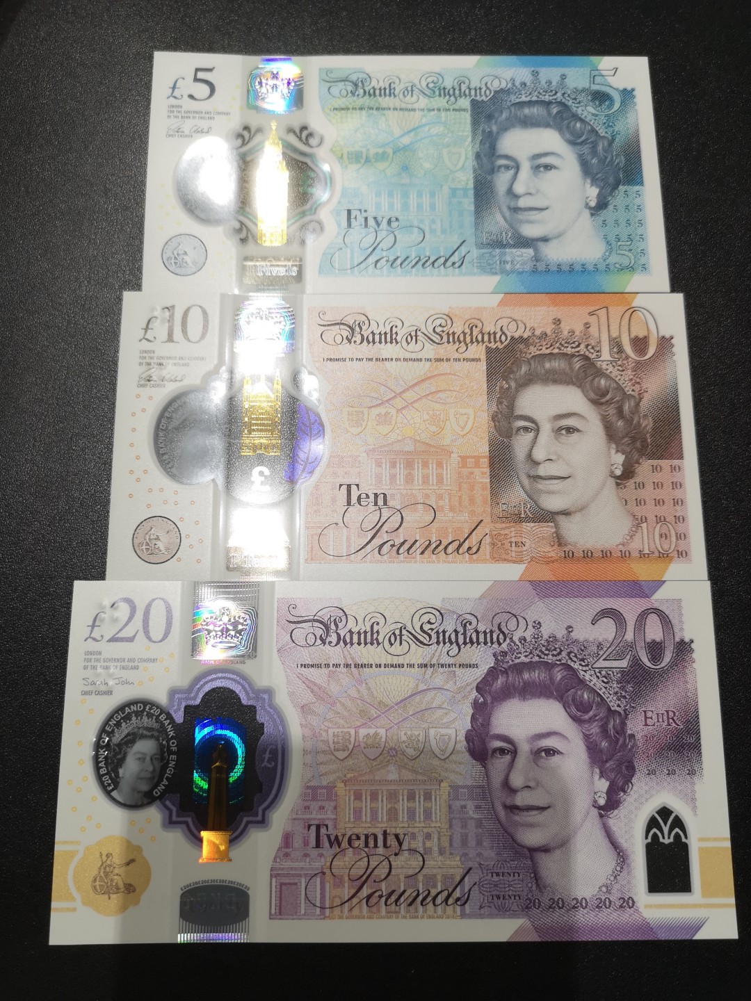 《外钞收藏家》第一百九十五期 英国最新版5、10、20镑 全新UNC