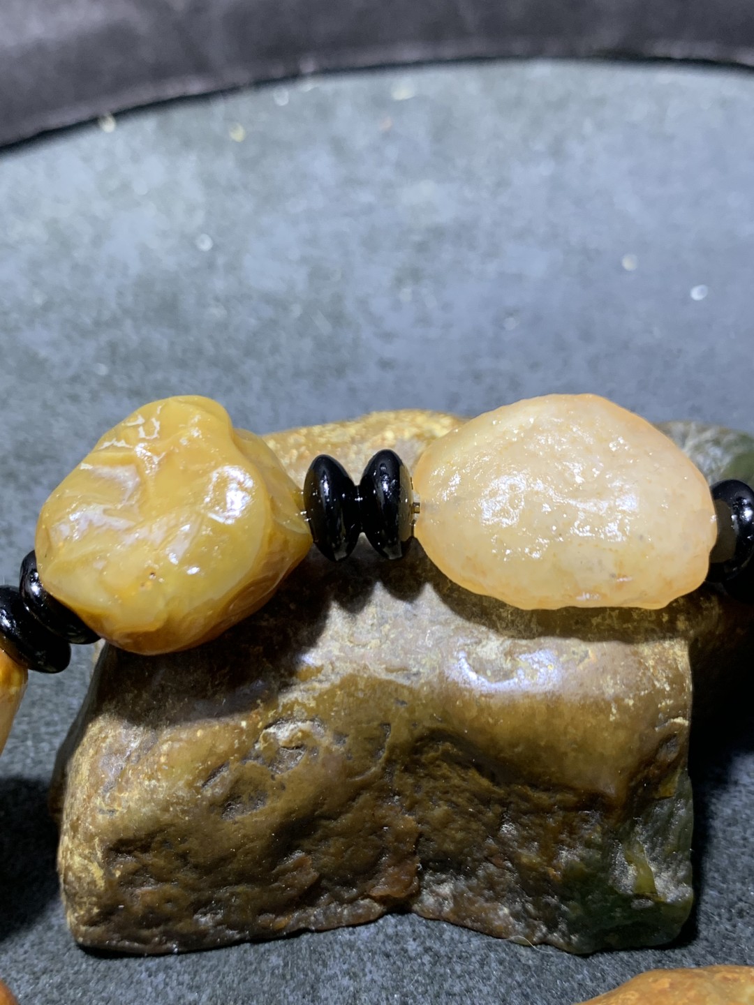 精美大颗粒筋脉石原石手串一条，