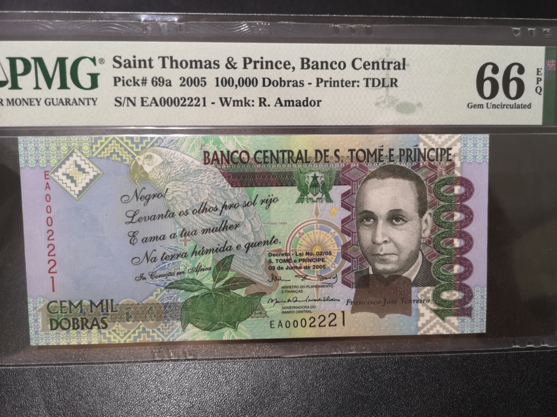 《外钞收藏家》第一百九十五期 2015年圣多美和普林西比 10万 PMG66 首年69a 千位号