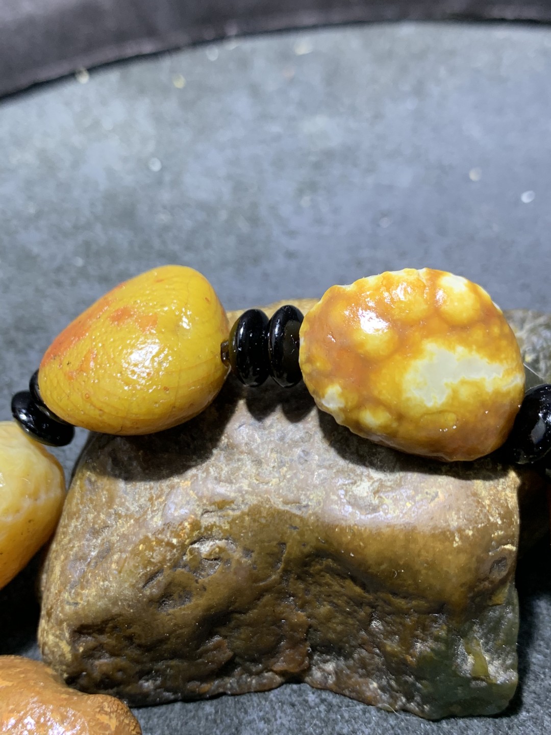 精美大颗粒筋脉石原石手串一条，