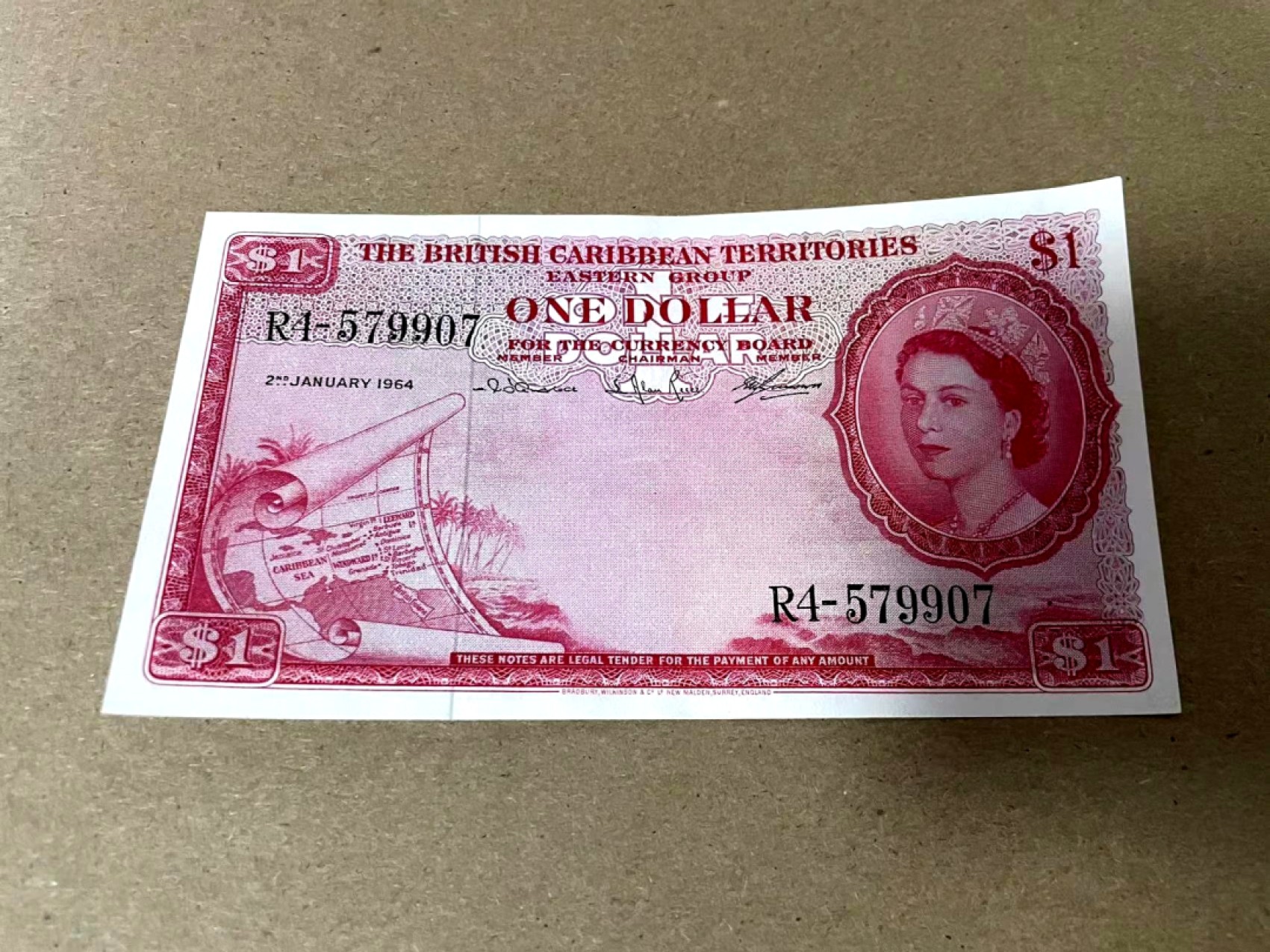 【Blue Auction】✨世界纸币精拍第214期 【精】 【c版最后一个年份 】英属东加勒比 1964年1元 大冠女王 精美 UNC- 有荧光反应