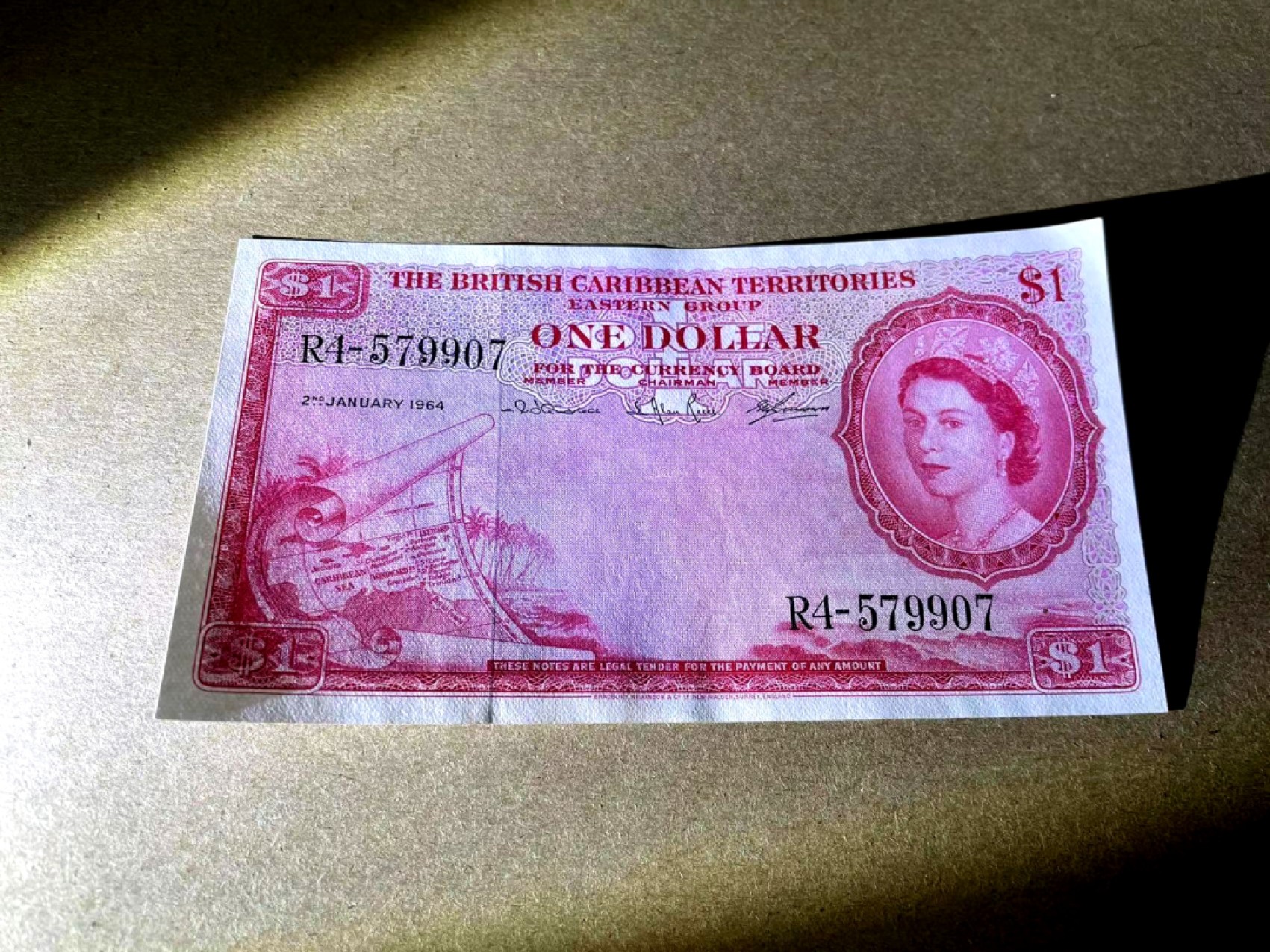 【Blue Auction】✨世界纸币精拍第214期 【精】 【c版最后一个年份 】英属东加勒比 1964年1元 大冠女王 精美 UNC- 有荧光反应