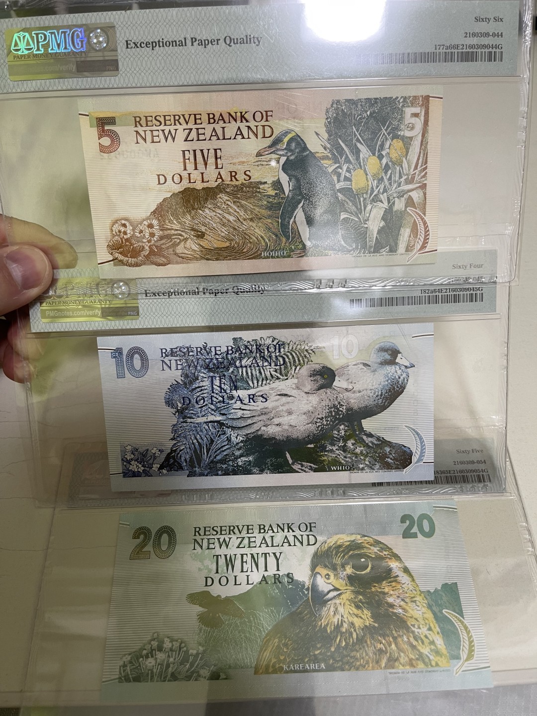 《外钞收藏家》第一百九十五期 新西兰20、10、5三张 百位832 全同号 一起 分数如图