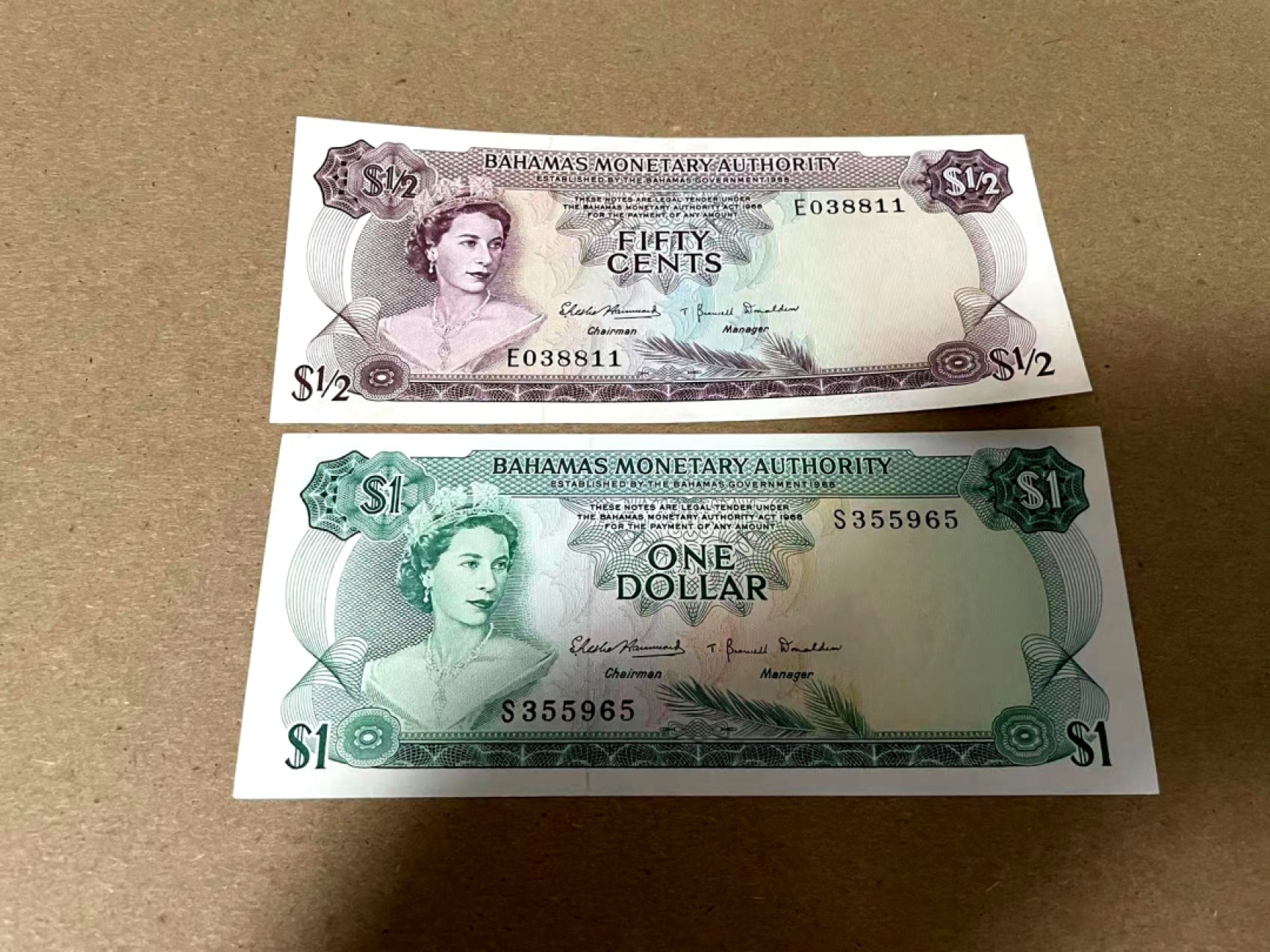 【Blue Auction】✨世界纸币精拍第214期 【精】 【一组2张无47】巴哈马彩背 1968年1/2-1元 女王纸币 经典彩背 一张UNC 一张AU