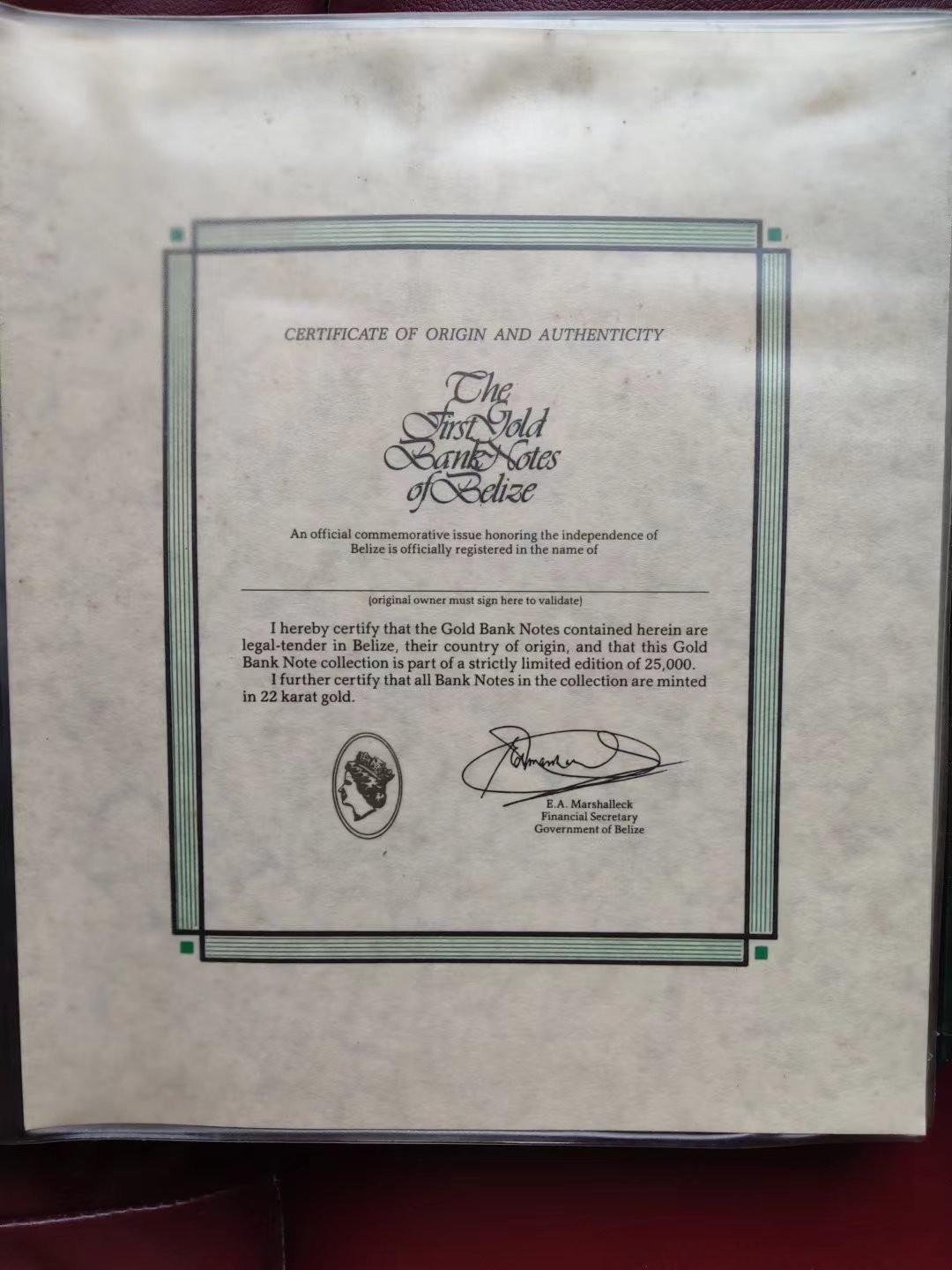 【Blue Auction】✨世界纸币精拍第214期 【精】 【原装带册 非后期复刻版 较少见品种 一组36张】伯利兹国家中央银行于1984年发行的法定货币，由22K黄金铸造，发行量25000套。正面是高冠女王，背面是伯利兹不同种类的花鸟、动物、海景。全套36张包含1元1张、2元2张、5元3张、10元4张、20元2张、25元6张、50元7张、75元5张100元6张。克劳斯纸币目录CS1，可评级。现在已停止免换。