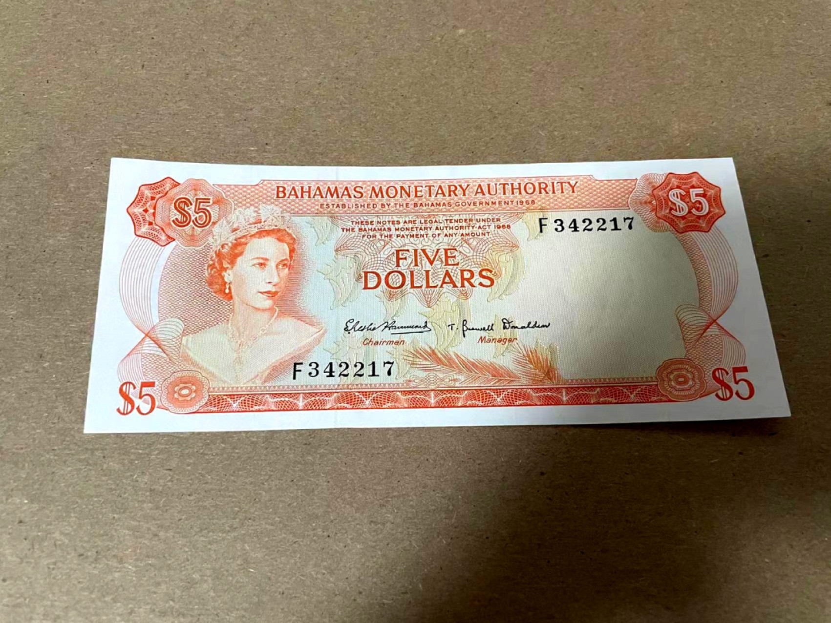 【Blue Auction】✨世界纸币精拍第214期 【精】 巴哈马 1968年5元 女王纸币 经典彩背 UNC- 极轻微荧光斑