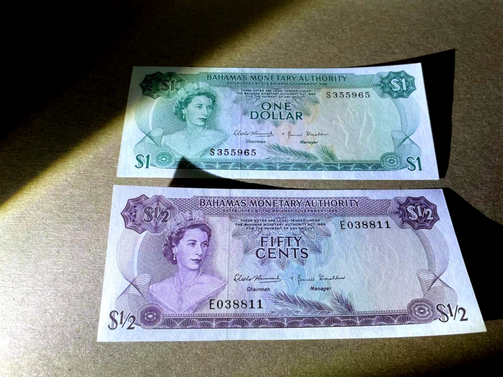 【Blue Auction】✨世界纸币精拍第214期 【精】 【一组2张无47】巴哈马彩背 1968年1/2-1元 女王纸币 经典彩背 一张UNC 一张AU