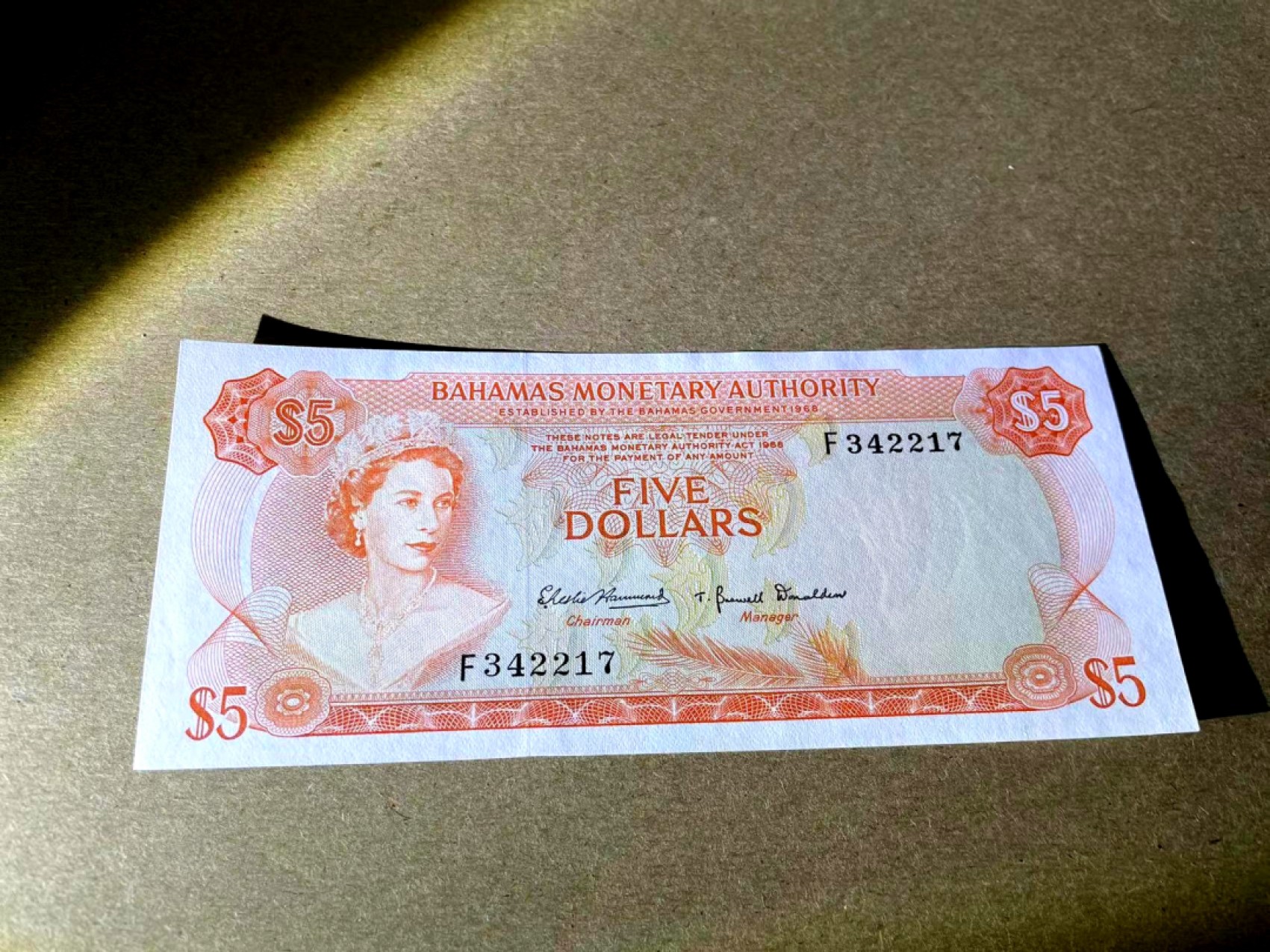 【Blue Auction】✨世界纸币精拍第214期 【精】 巴哈马 1968年5元 女王纸币 经典彩背 UNC- 极轻微荧光斑
