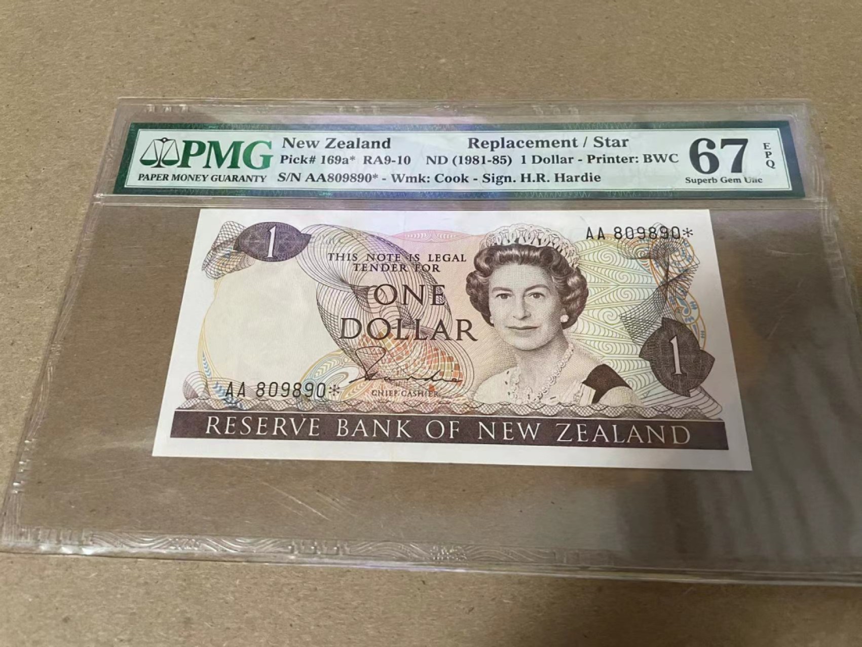 【Blue Auction】✨世界纸币精拍第214期 【精】 【补号AA冠无47】新西兰 1981-85年1元 PMG67EPQ 女王