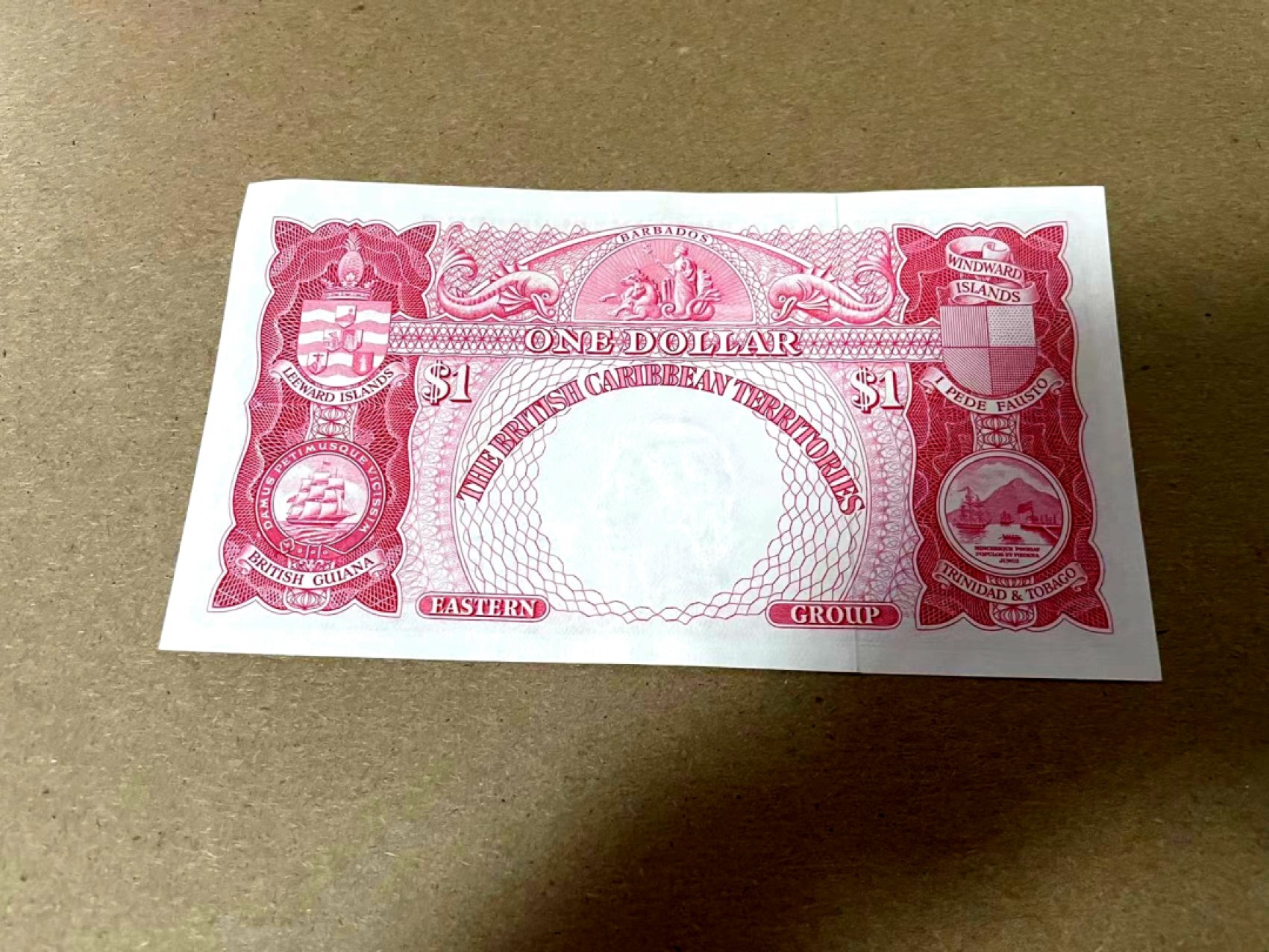 【Blue Auction】✨世界纸币精拍第214期 【精】 【c版最后一个年份 】英属东加勒比 1964年1元 大冠女王 精美 UNC- 有荧光反应