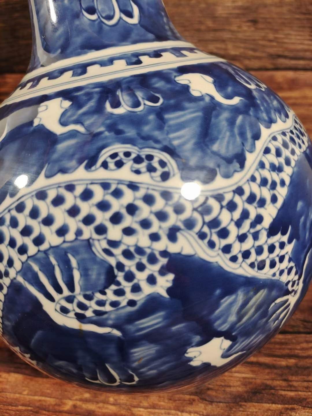 大清康熙年制，青花龙纹天球瓶一对 大清康熙年制，青花龙纹天球瓶一对