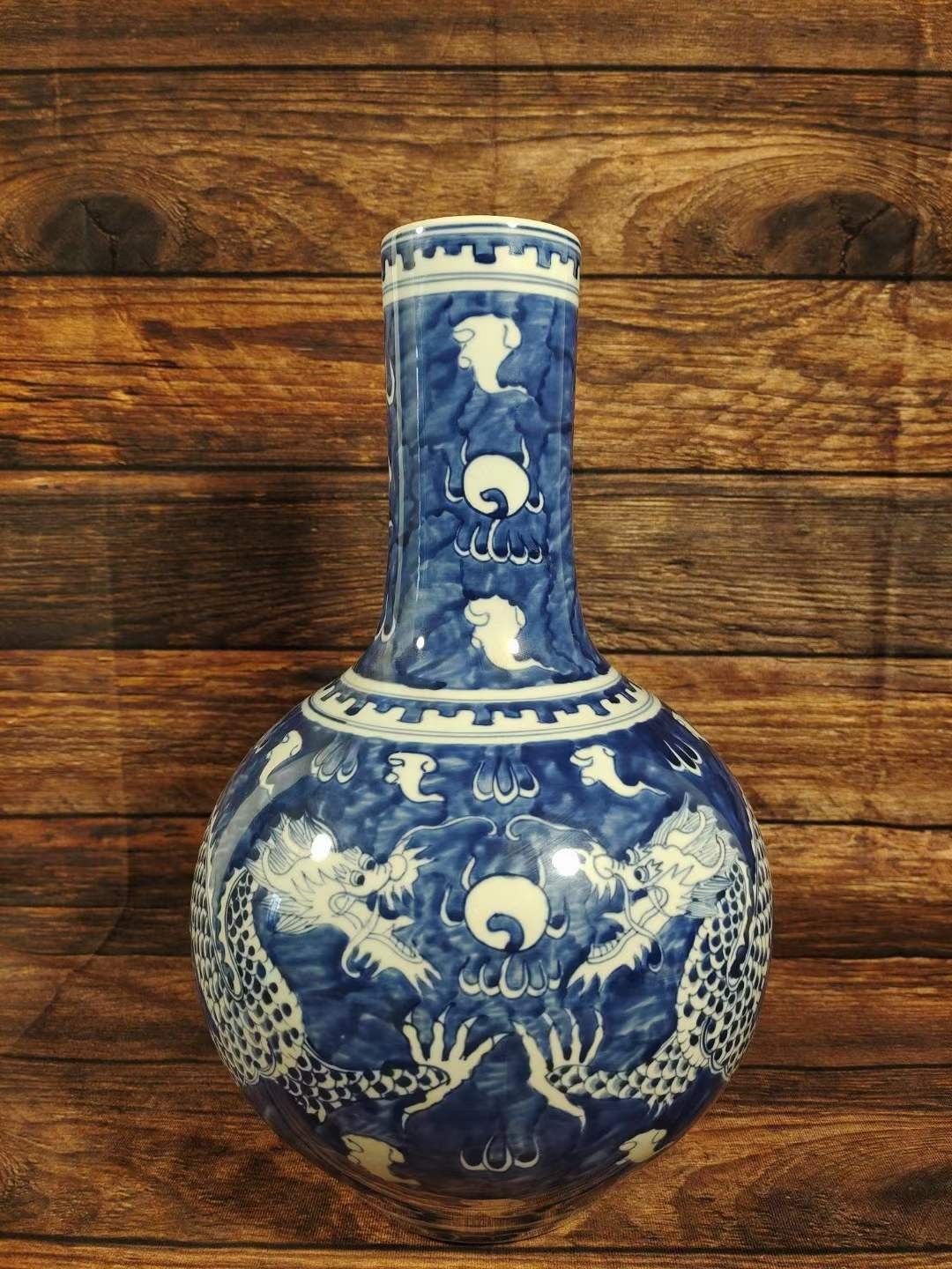 大清康熙年制，青花龙纹天球瓶一对 大清康熙年制，青花龙纹天球瓶一对