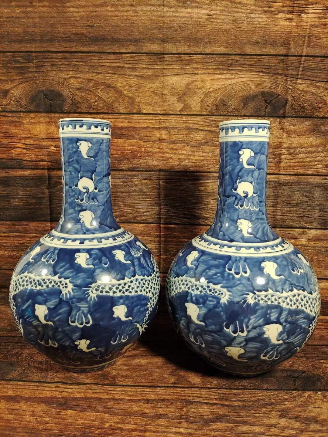 大清康熙年制，青花龙纹天球瓶一对 大清康熙年制，青花龙纹天球瓶一对