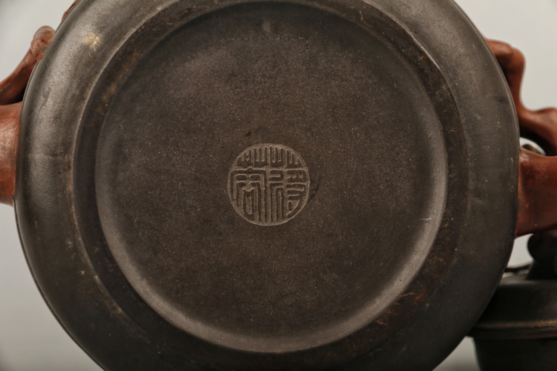 宝星-中国历代徽章、钱币杂项专场 蒋蓉赠杨成武紫砂壶-紫砂-H:8cm-