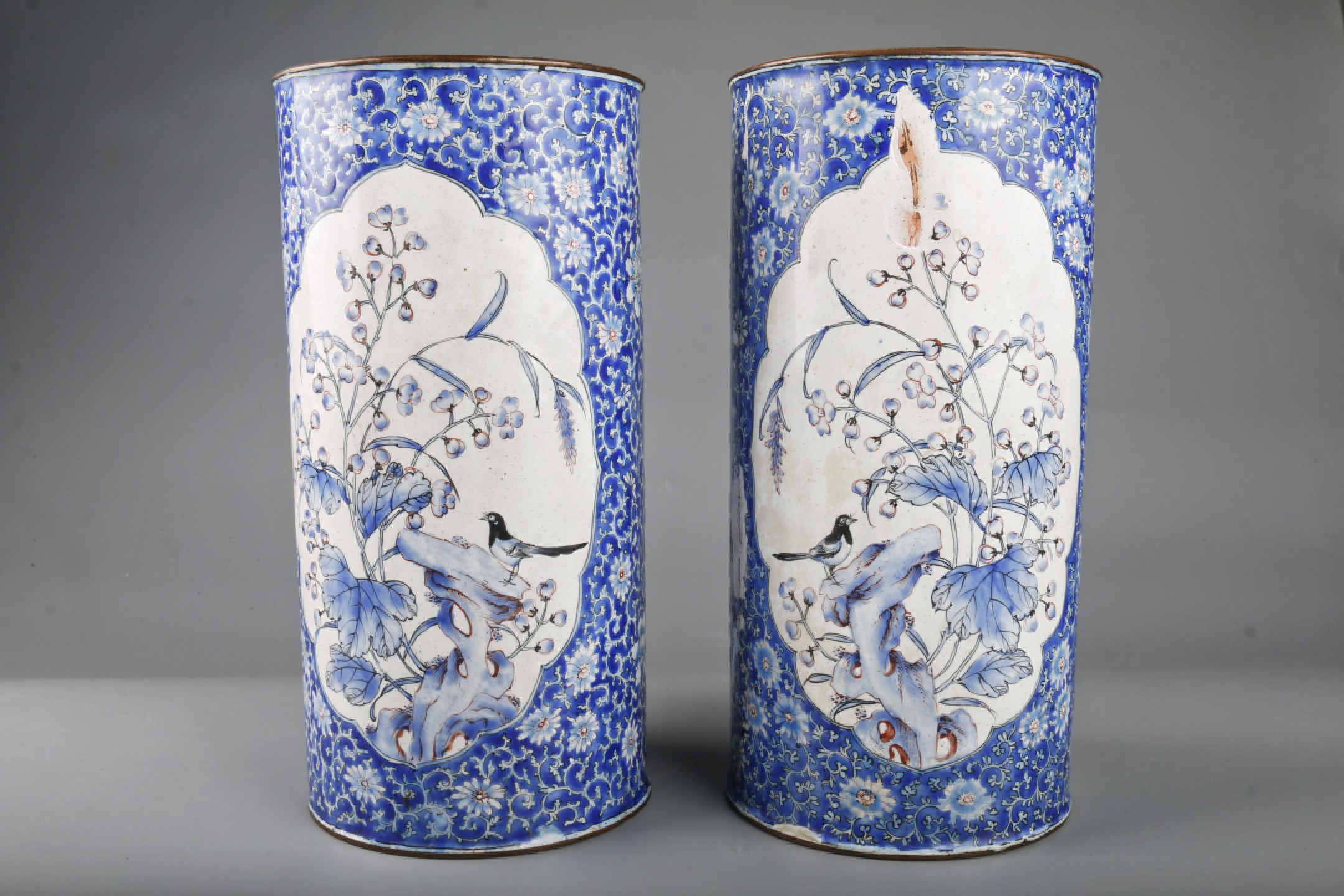 宝星-中国历代徽章、钱币杂项专场 清 铜胎画珐琅花鸟纹帽筒（一对）-銅-H:22.5cm-
