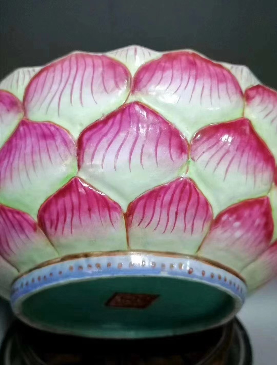 宝星-中国历代徽章、钱币杂项专场 清同治 粉彩雕瓷莲花型大碗-瓷-D: 17cm-备注：器形少见，推荐原座“大清同治年制”