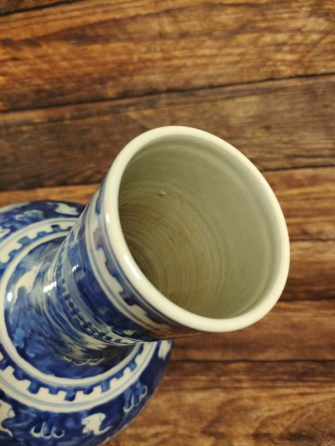 大清康熙年制，青花龙纹天球瓶一对 大清康熙年制，青花龙纹天球瓶一对