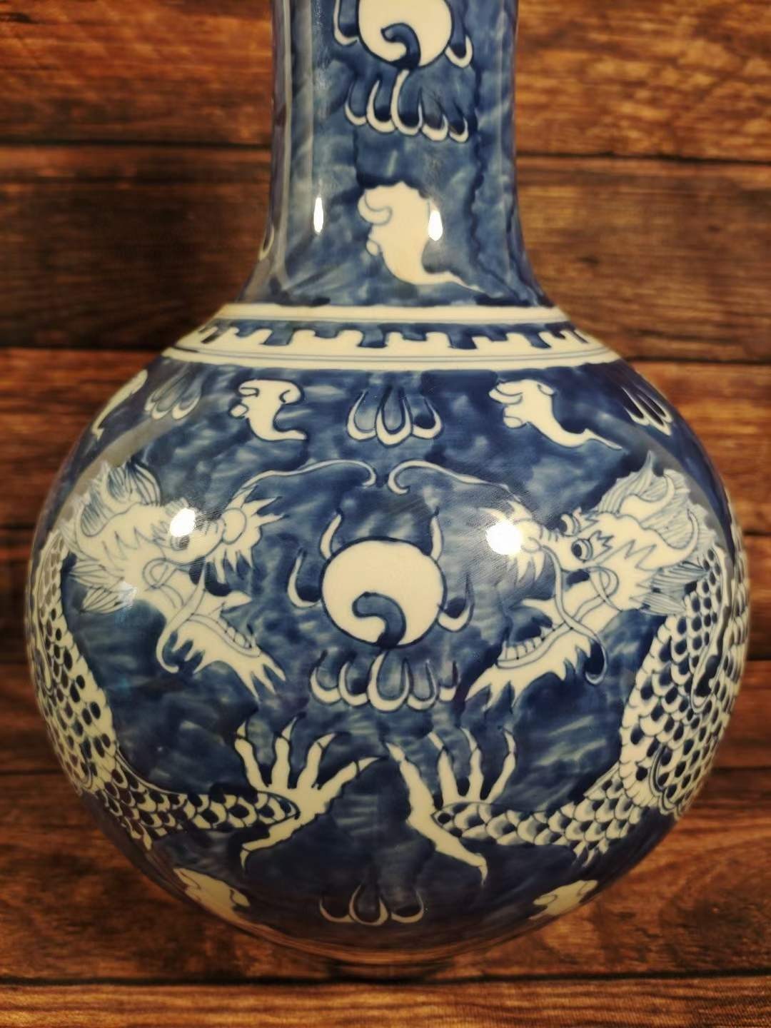 大清康熙年制，青花龙纹天球瓶一对 大清康熙年制，青花龙纹天球瓶一对