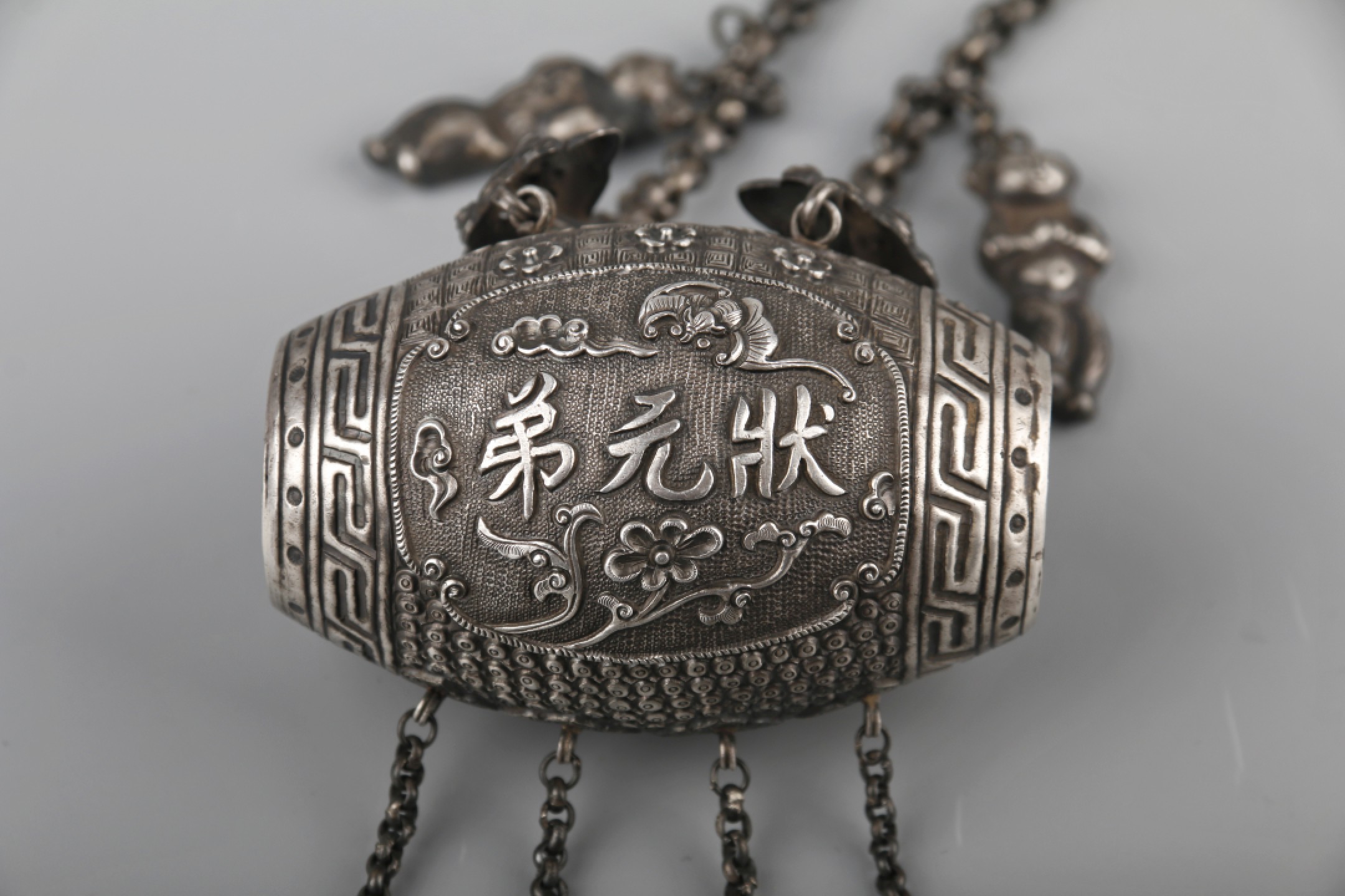 宝星-中国历代徽章、钱币杂项专场 清代 鼓形团寿纹银锁挂饰-銀-L:31cm W:143g-