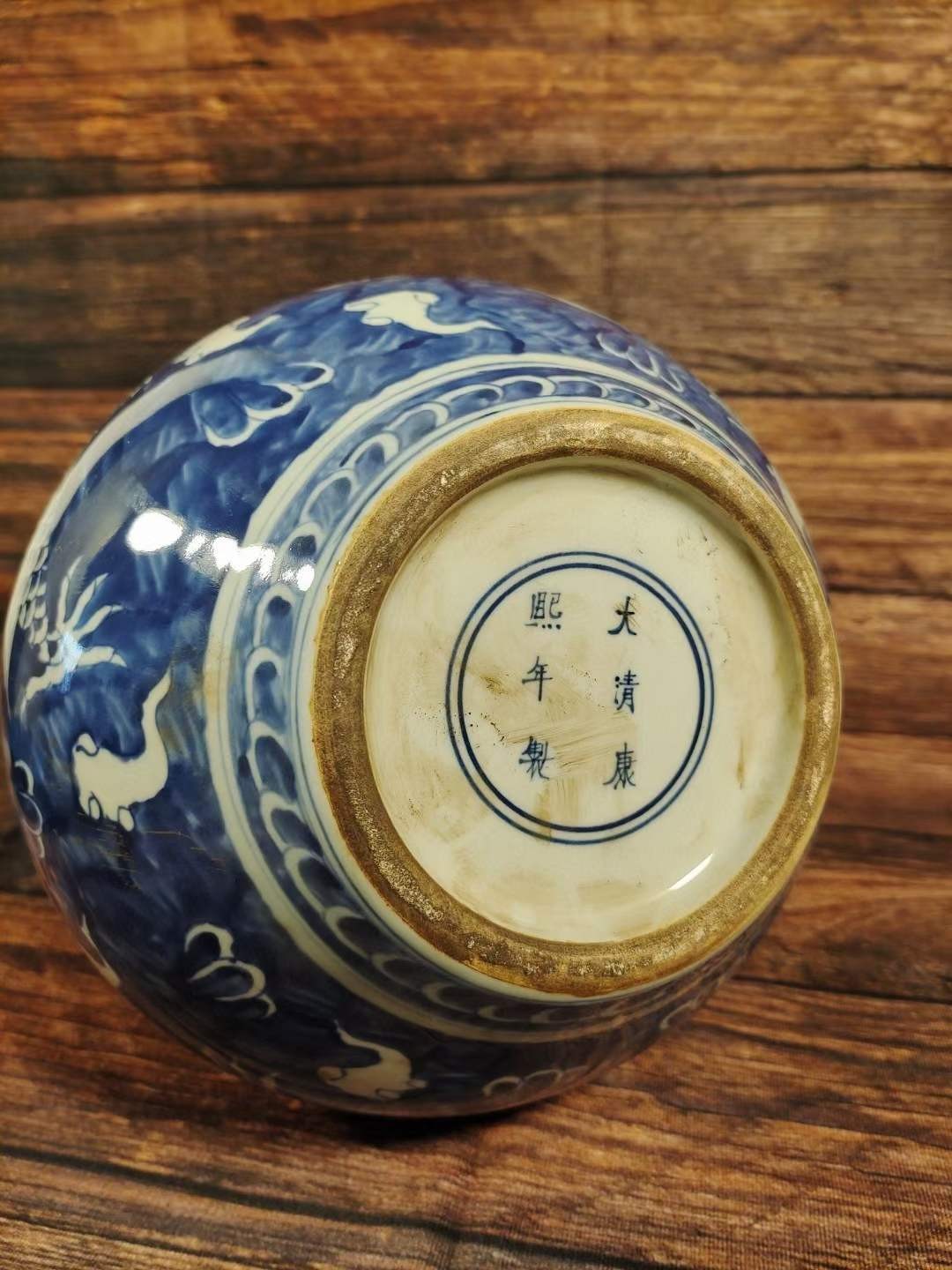 大清康熙年制，青花龙纹天球瓶一对 大清康熙年制，青花龙纹天球瓶一对