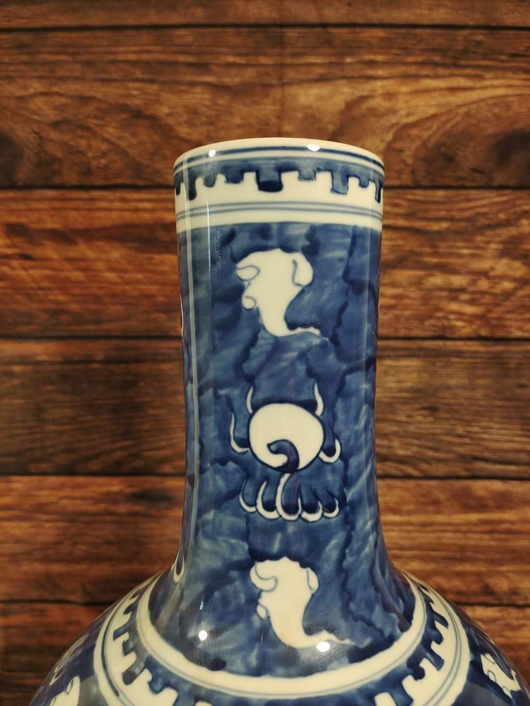 大清康熙年制，青花龙纹天球瓶一对 大清康熙年制，青花龙纹天球瓶一对