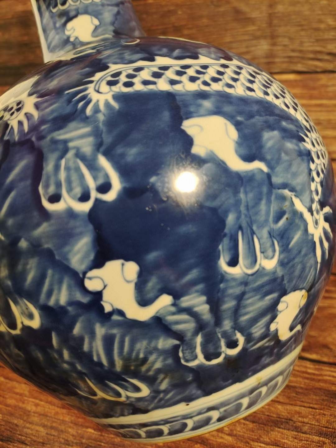 大清康熙年制，青花龙纹天球瓶一对 大清康熙年制，青花龙纹天球瓶一对