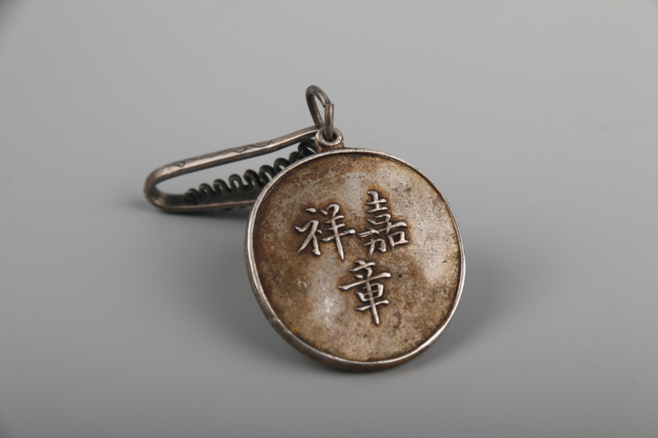 锦灰-中国书画、奏折文献、名人礼札、相片纸品专场 民国 张僧鸾/张凤梧/庸容信札一套及徽章九枚-纸本-尺寸不一