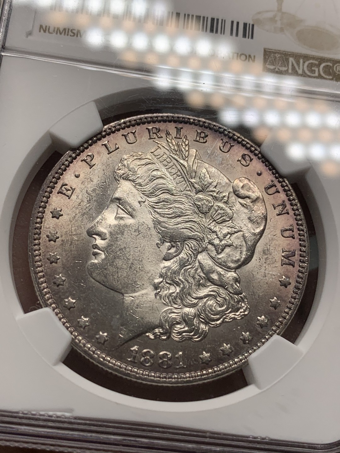 《竞宝斋》第85场-本周日，周一2场连拍（全场不限金额包邮） NGC-MS62 美国 1881年P版 摩根1元 银币 该年份P厂发行量很少 书价略高于其他常见厂别 淡玫瑰色环彩很漂亮