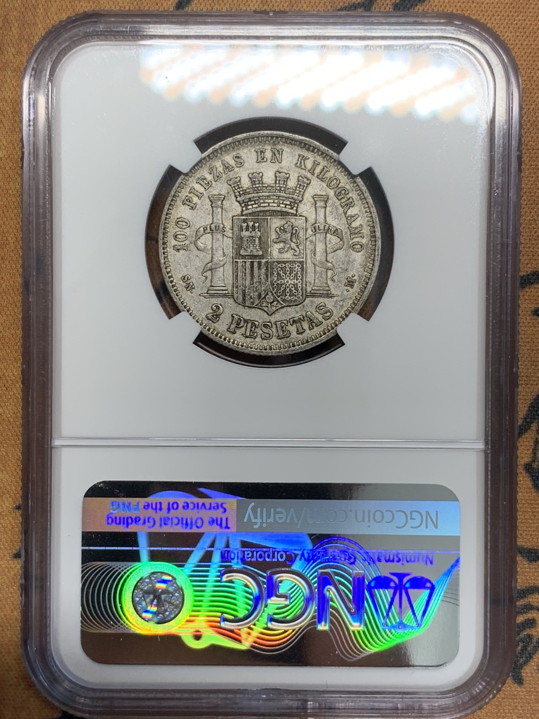 《竞宝斋》第85场-本周日，周一2场连拍（全场不限金额包邮） 第三名 NGC-AU50 西班牙1870年 星星70， 坐花双柱2比塞塔银币 此版配背字“SNM”是最少见的 更高分也就2枚