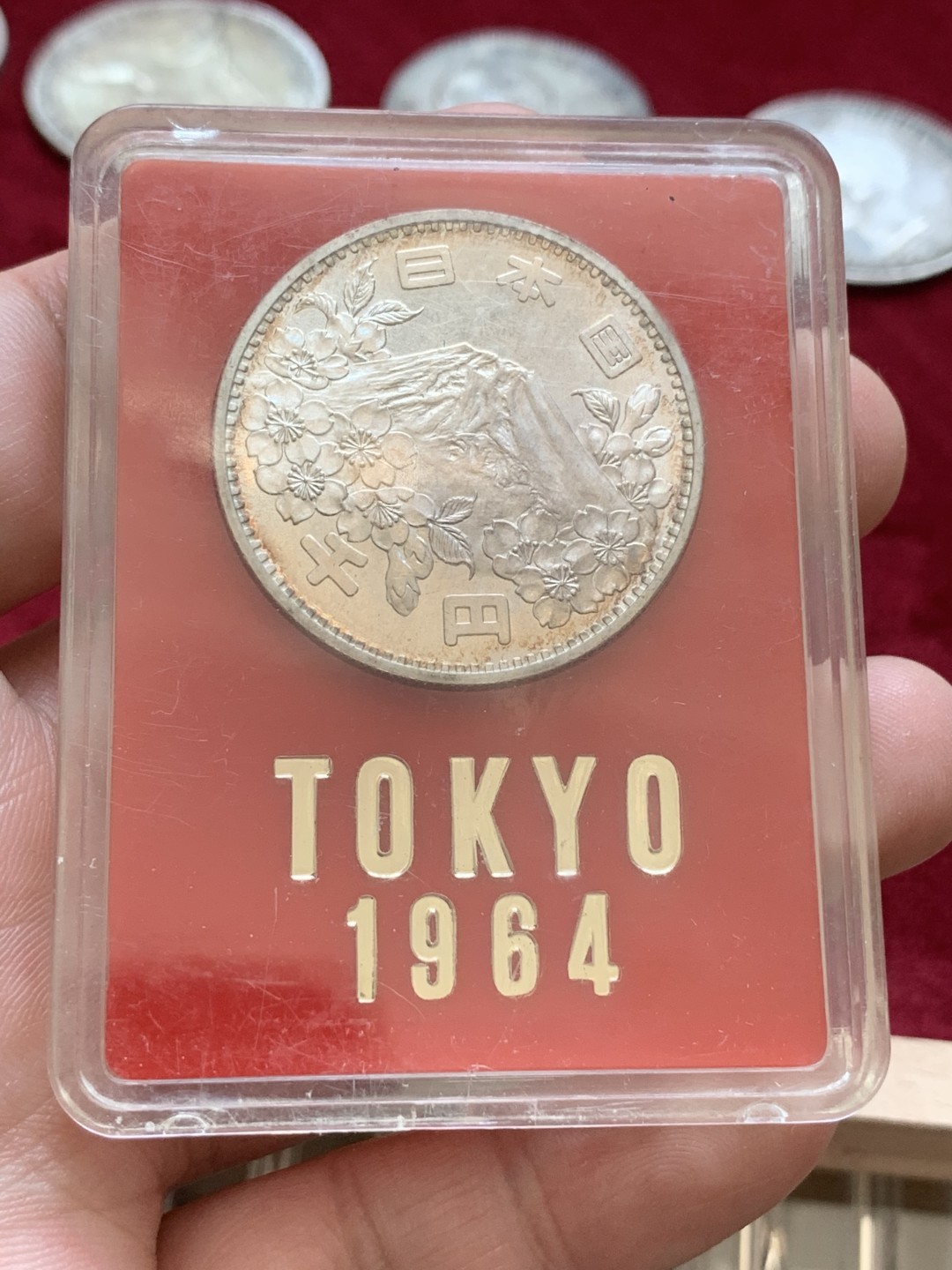 《竞宝斋》第85场-本周日，周一2场连拍（全场不限金额包邮） BU品相 少见造币厂原盒 日本 1964年 东京奥运会银币 红色原盒 此枚币有镜面底板 已自然生成浅五彩 值得收藏