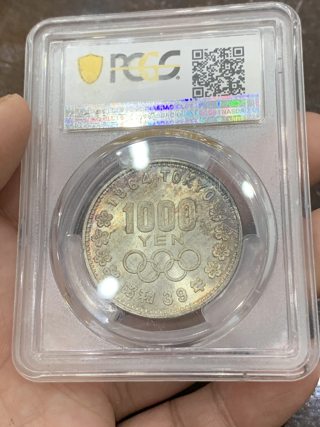 《竞宝斋》第85场-本周日，周一2场连拍（全场不限金额包邮） PCGS MS65 日本 1964年 1000日元 日本东京奥运会银币 紫彩有很均匀的拉丝排列，视觉效果一流可对比官网图