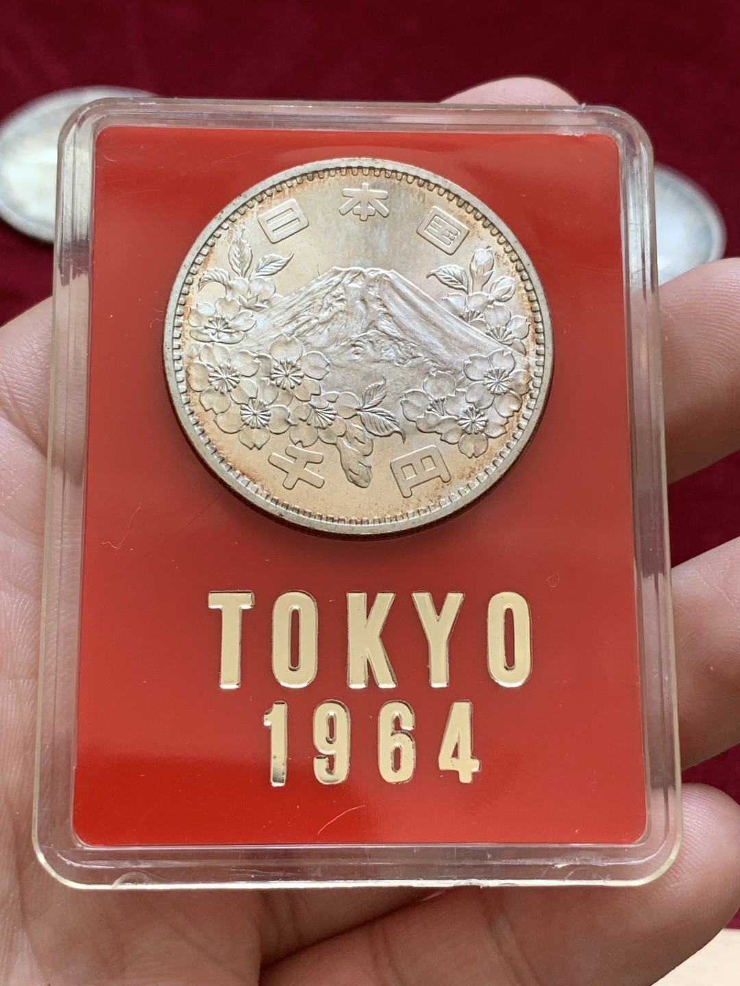 《竞宝斋》第85场-本周日，周一2场连拍（全场不限金额包邮） BU品相 少见造币厂原盒 日本 1964年 东京奥运会银币 红色原盒 此枚币有镜面底板 已自然生成浅五彩 值得收藏