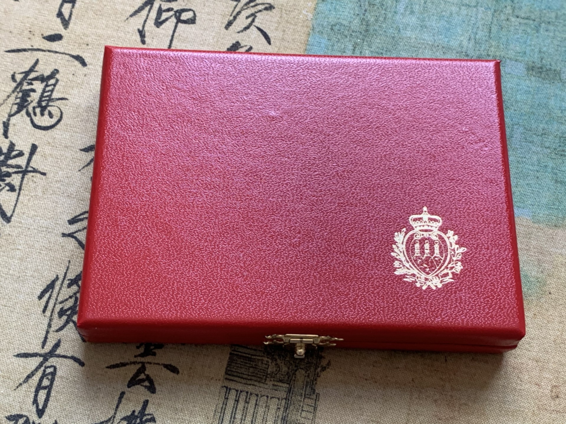 《竞宝斋》第85场-本周日，周一2场连拍（全场不限金额包邮） 原盒证书 圣马力诺1993年 珍惜动物 500和1000里拉 银币 动物系少见品种