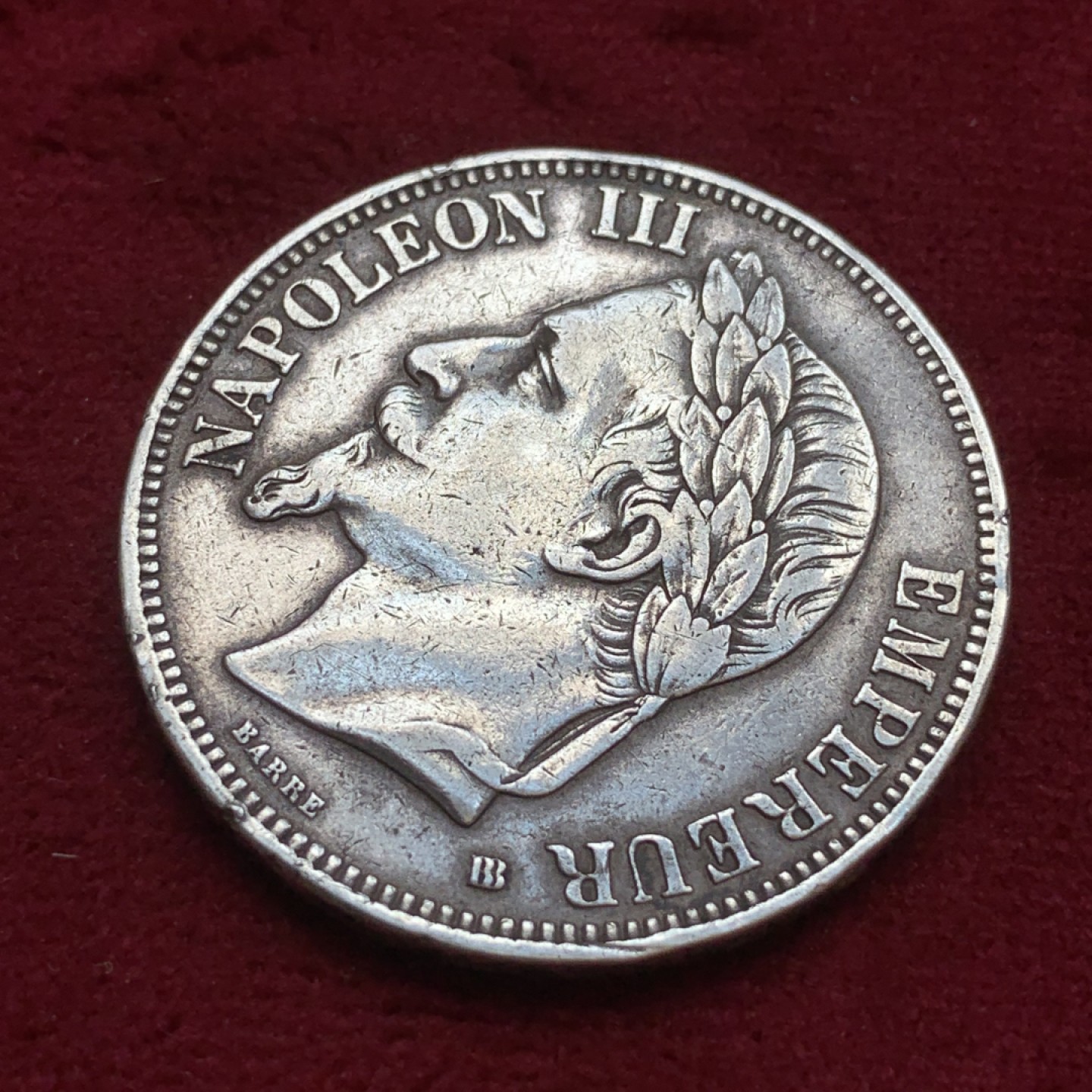 《竞宝斋》第85场-本周日，周一2场连拍（全场不限金额包邮） 法国 1869年 5法郎 皇帝拿破仑三世像银币 近未流通品相 磨损很少 图案和文字都很清晰 高点俱在 