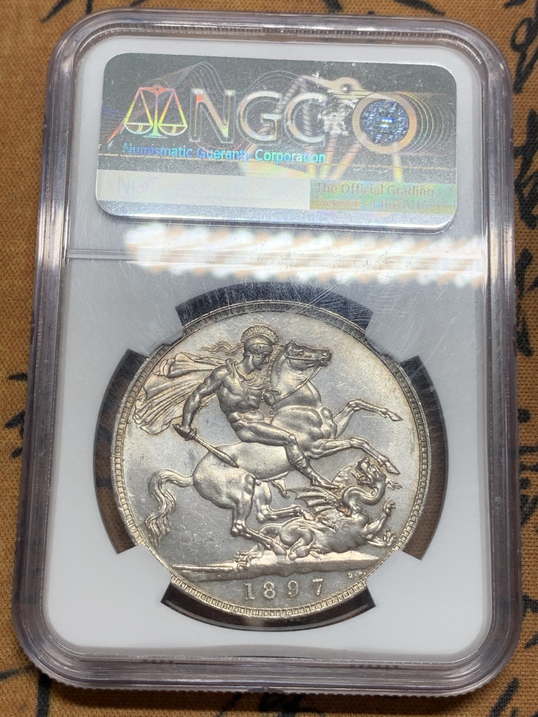 《竞宝斋》第85场-本周日，周一2场连拍（全场不限金额包邮） NGC-MS63+ 英国1897年 维多利亚 批纱版 马剑克朗光度一流超级棒 披纱高分相对少见