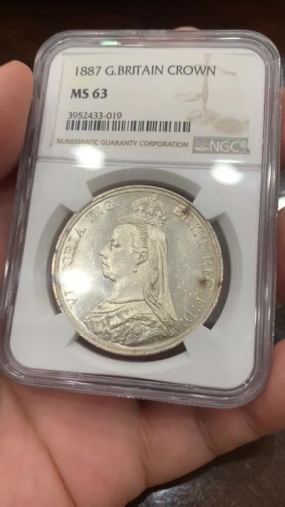 《竞宝斋》第85场-本周日，周一2场连拍（全场不限金额包邮） NGC MS63 英国 1887年 维多利亚 女王 高冠马剑 克朗大银币 白净爽洁 值得收藏