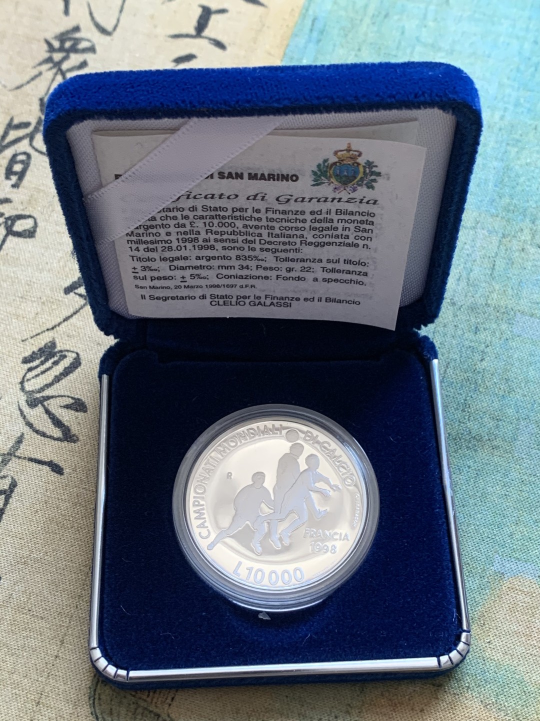 《竞宝斋》第85场-本周日，周一2场连拍（全场不限金额包邮） 原盒证书 圣马力诺1998年 法国世界杯纪念 10000里拉精制大银币 22克 835银