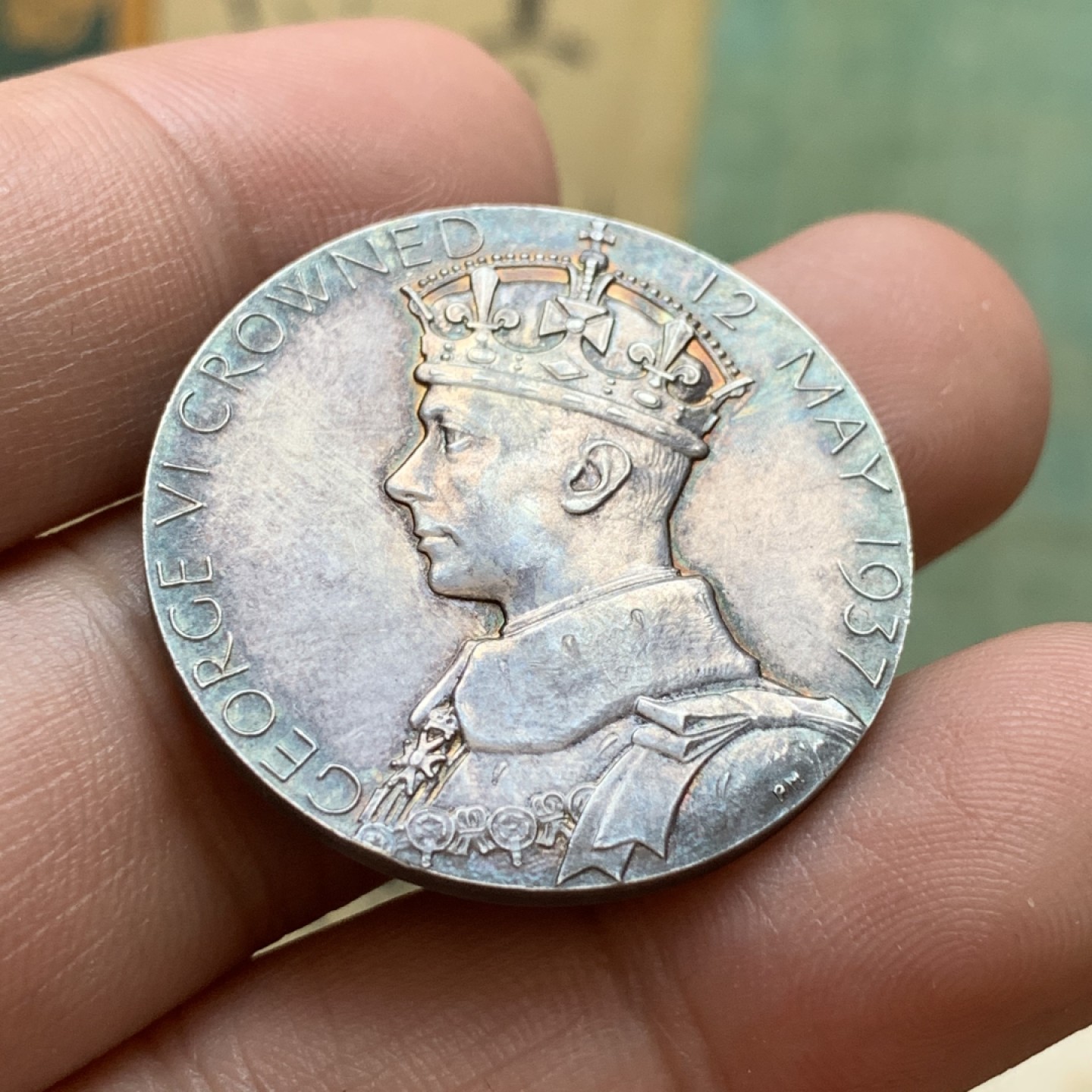 《竞宝斋》第85场-本周日，周一2场连拍（全场不限金额包邮） 1937年英国乔治六世登基纪念银章(原盒)，直径32mm，重量16g，细节见图