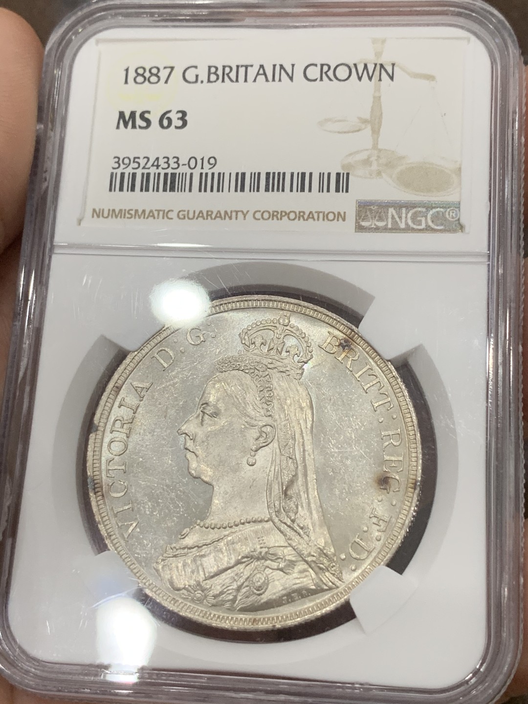 《竞宝斋》第85场-本周日，周一2场连拍（全场不限金额包邮） NGC MS63 英国 1887年 维多利亚 女王 高冠马剑 克朗大银币 白净爽洁 值得收藏