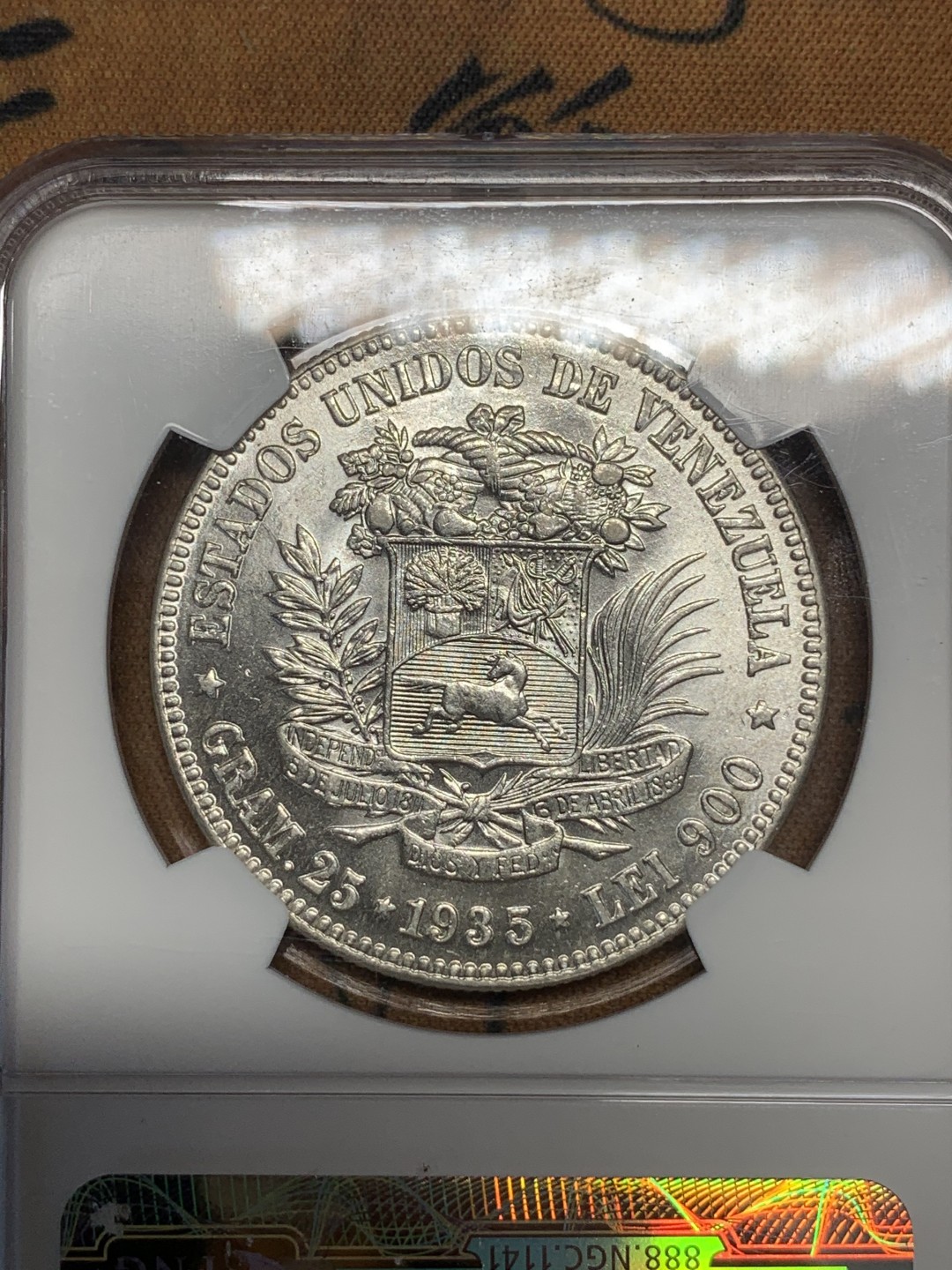 《竞宝斋》第85场-本周日，周一2场连拍（全场不限金额包邮） NGC-MS63 委内瑞拉1935年 5波利瓦大银币 车轮转光 这品种平时多见就是VF-XF ，这品相已经顶级