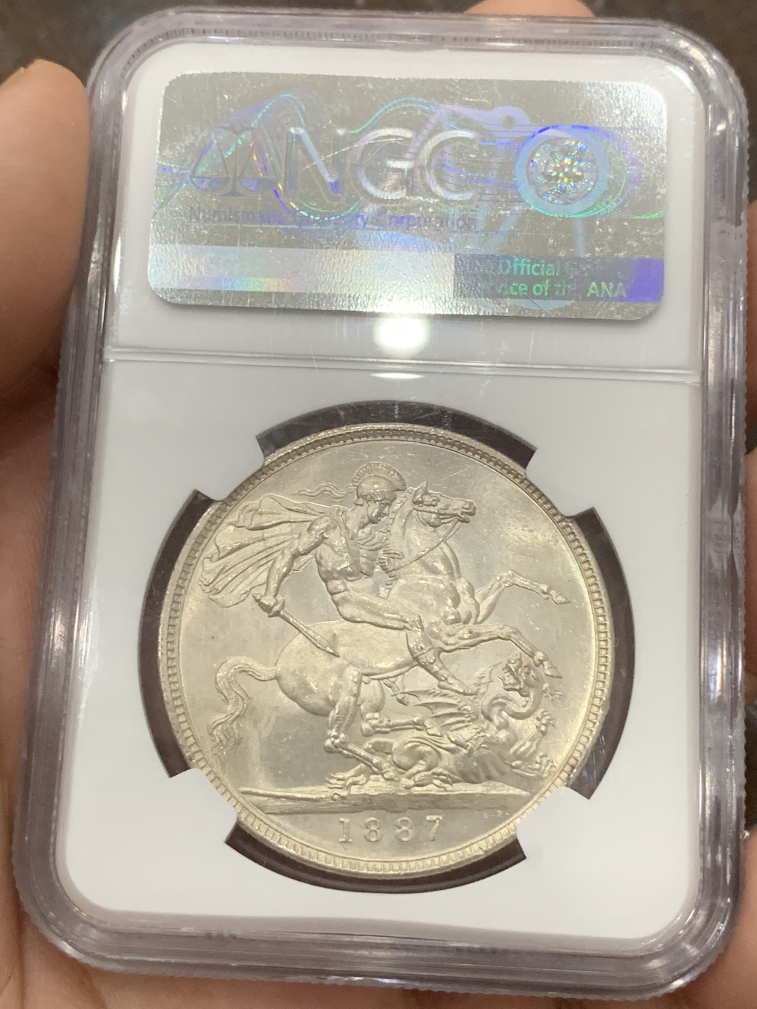 《竞宝斋》第85场-本周日，周一2场连拍（全场不限金额包邮） NGC MS63 英国 1887年 维多利亚 女王 高冠马剑 克朗大银币 白净爽洁 值得收藏