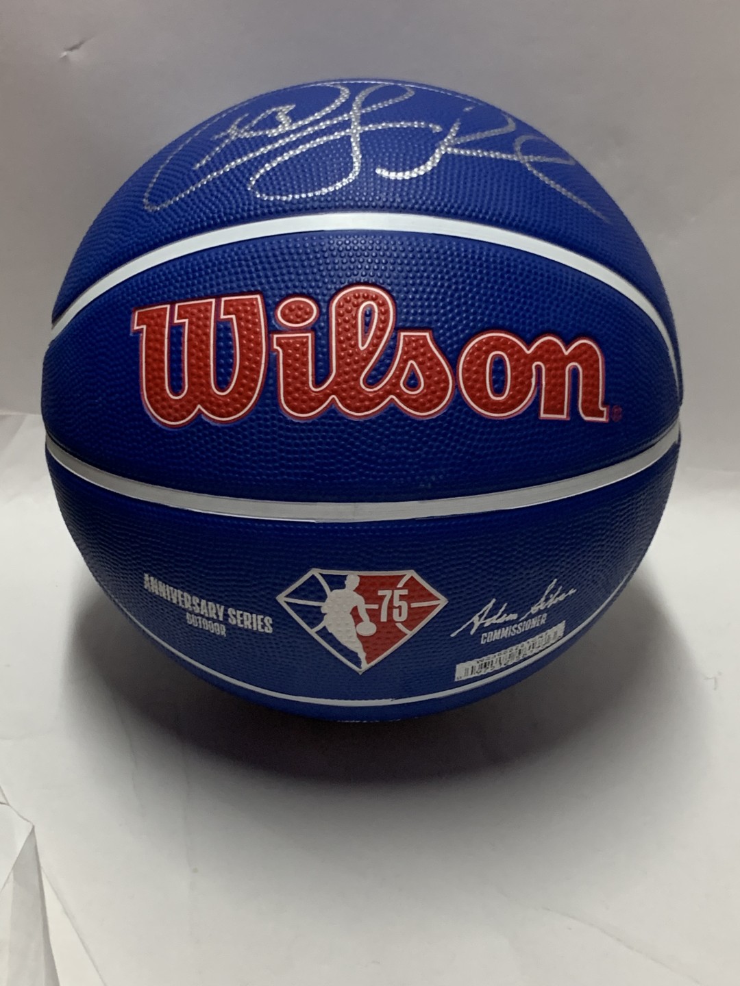 零元拍：“控卫之神”克里斯-保罗亲笔签名Wilson NBA75周年官方纪念篮球。