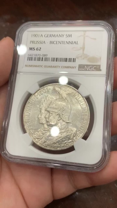 《竞宝斋》第85场-本周日，周一2场连拍（全场不限金额包邮） NGC-MS62 德国普鲁士1901年建国200周年纪念5马克大银币