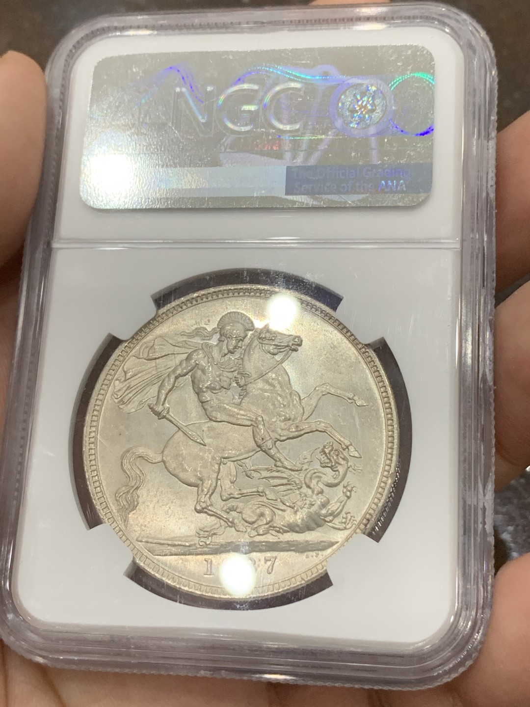 《竞宝斋》第85场-本周日，周一2场连拍（全场不限金额包邮） NGC MS63 英国 1887年 维多利亚 女王 高冠马剑 克朗大银币 白净爽洁 值得收藏