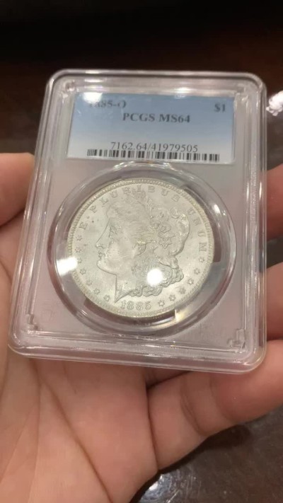 《竞宝斋》第85场-本周日，周一2场连拍（全场不限金额包邮） PCGS-MS64 美国 1885年O版 1美元 摩根银币 极美原光摩根白币 底板丝滑赏心悦目 光度很好 在64里算脸比较干净的