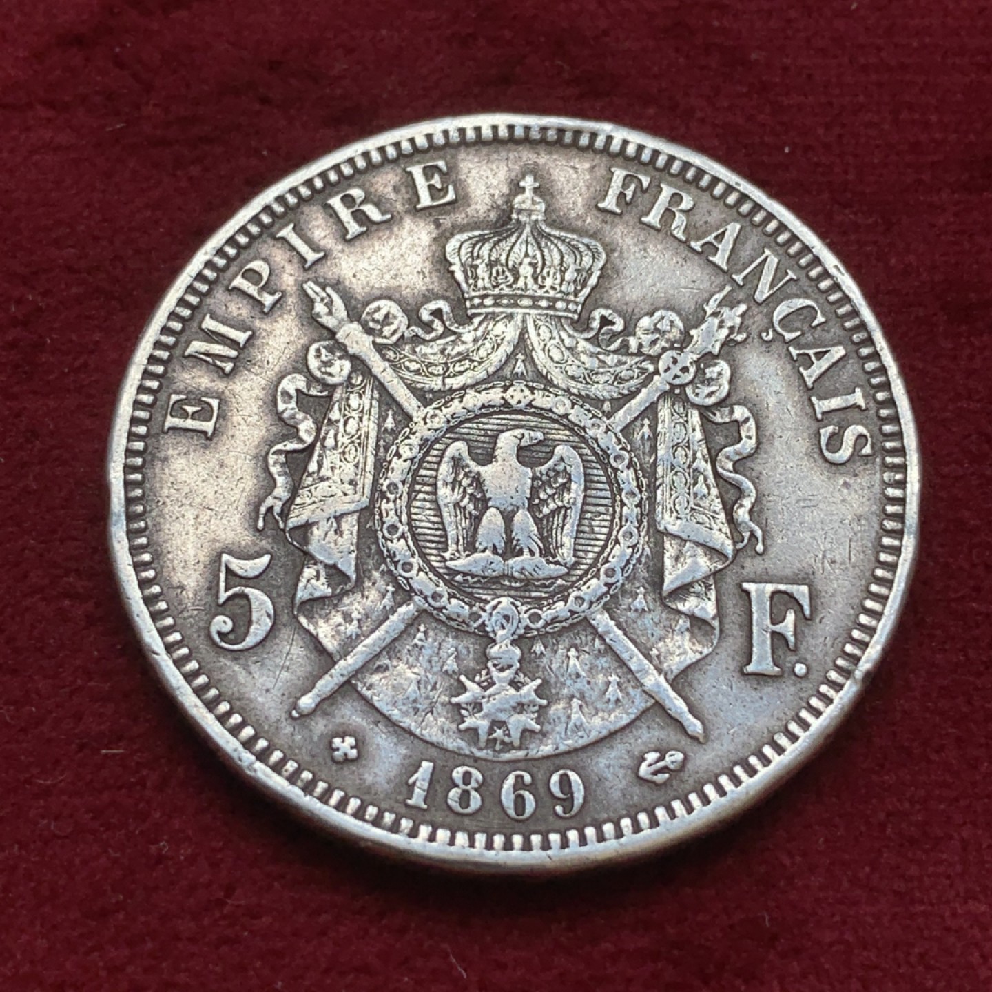 《竞宝斋》第85场-本周日，周一2场连拍（全场不限金额包邮） 法国 1869年 5法郎 皇帝拿破仑三世像银币 近未流通品相 磨损很少 图案和文字都很清晰 高点俱在 
