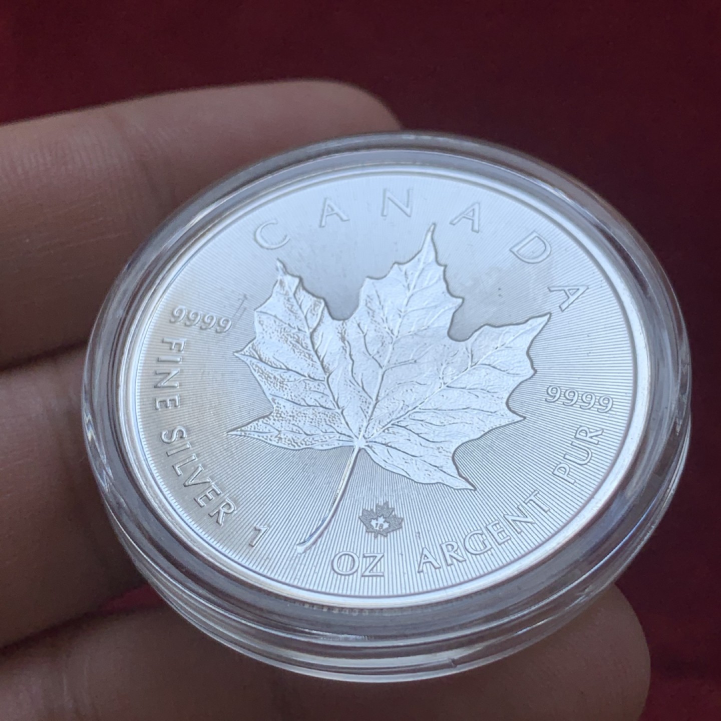 《竞宝斋》第85场-本周日，周一2场连拍（全场不限金额包邮） 加拿大 2018年 双面凹版1盎司枫叶投资银币 9999纯银银币 四种纯度最高的投资银币之一 该年份特殊设计了凹陷的人像和枫叶 