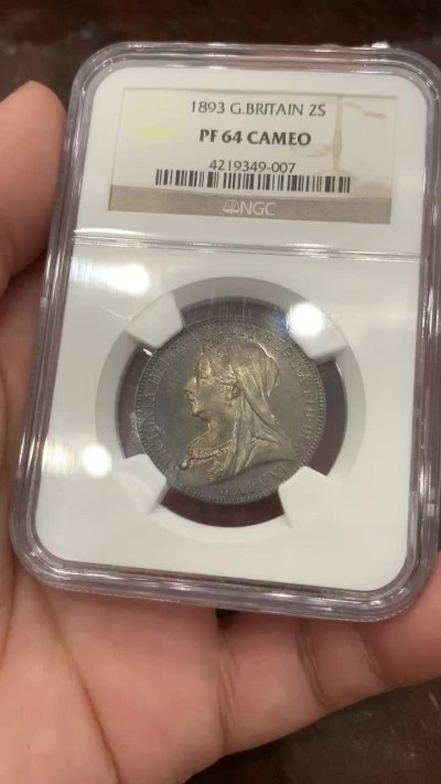 《竞宝斋》第85场-本周日，周一2场连拍（全场不限金额包邮） NGC-PF64 CAMEO 英国1893年 精制维多利亚弗洛林 正面凝霜，背面幻彩